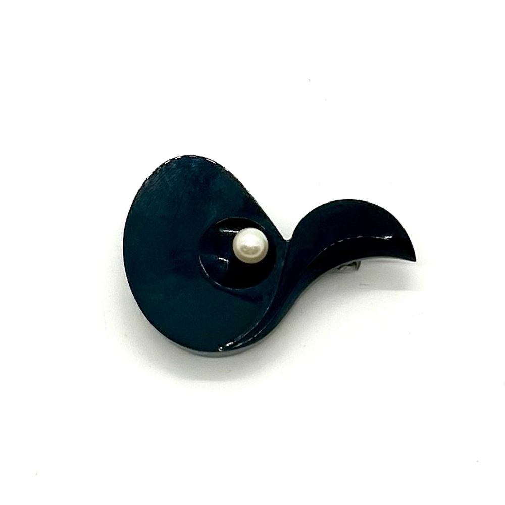 Elegant Black Brooch with Pearl Accent